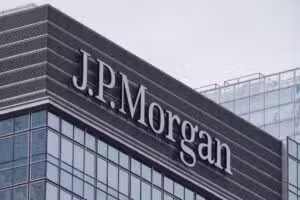 Il direttore di JPMorgan accusato di molestie sessuali e di minaccia alla carriera di un giovane collega