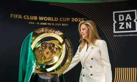 Leila Pereira, no Palmeiras, com a taça da Copa do Mundo de Clubes
