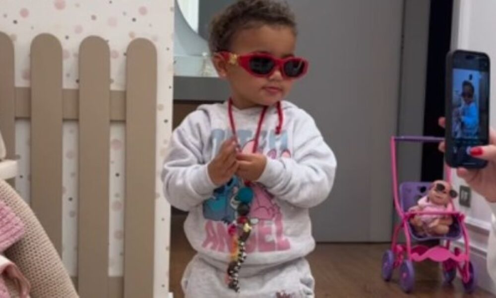 Mavie, filha de Neymar e Bruna Biancardi, encanta em desfile caseiro cheio de fofura
