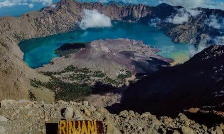 Lombol, Indonesia – June 11, 2021: A magnificent view of Mount Rinjani in Lombok Island, Indonesia - Foto: Wirestock/istockphoto.com