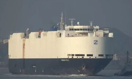 Navio pega fogo
