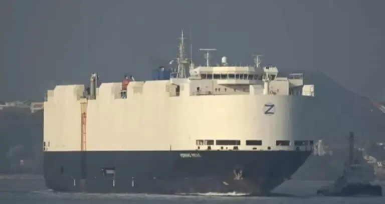 Navio pega fogo