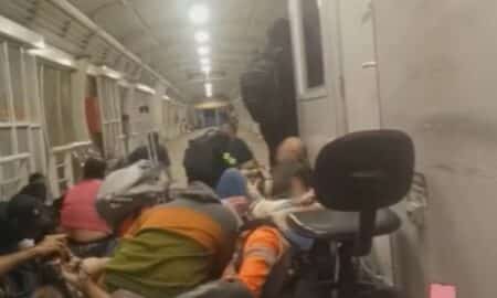 Passageiros abaixam para se proteger dos tiros em estação do BRT