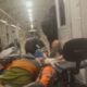 Passageiros abaixam para se proteger dos tiros em estação do BRT