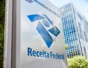 Receita Federal organiza novo leilão com iPhone 13 a partir de R$ 480 e Volkswagen Jetta por R$ 13,2 mil