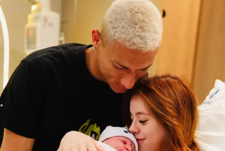 Richarlison e Amanda com filho