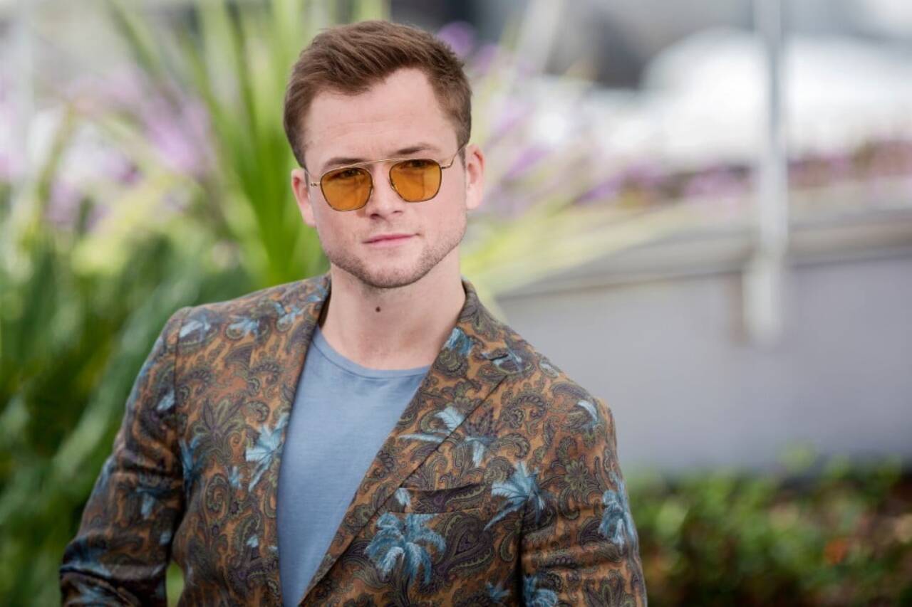 Taron Egerton busca novo amor em aplicativo de celebridades após fim de namoro com estrela da Marvel
