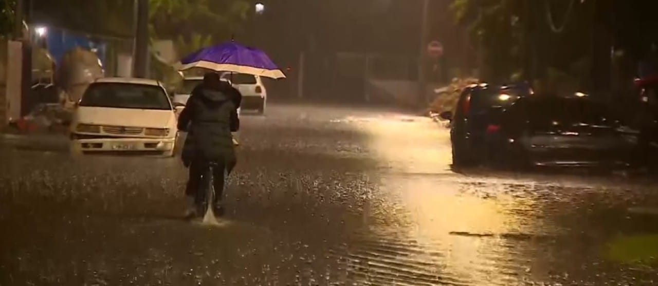 Temporais em Canoas no RS deixa casas alagadas