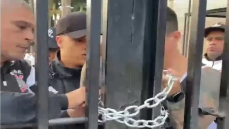 Torcedores invadindo o Parque São Jorge