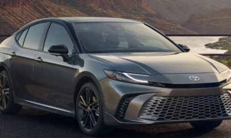 Toyota Camry Hybrid 2025 atinge 25 km/l e lidera eficiência nos EUA