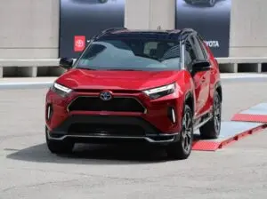 Japoński producent samochodów zmniejsza zapasy Toyoty RAV4 w Stanach Zjednoczonych i stawia na nowe modele hybrydowe