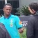 Vini Junior ignora pedido da segurança e atende fas e a internet vai a loucura