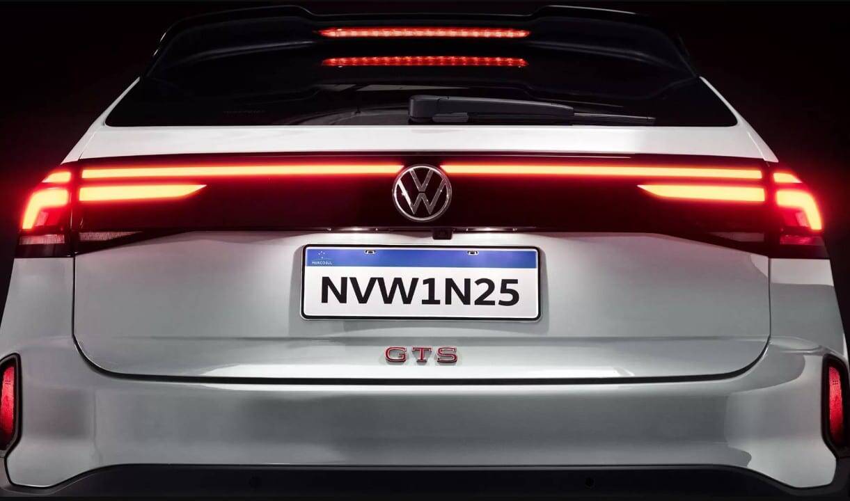 Novo Volkswagen Jetta GLI 2025 estreia com design renovado e 231 cv no Brasil
