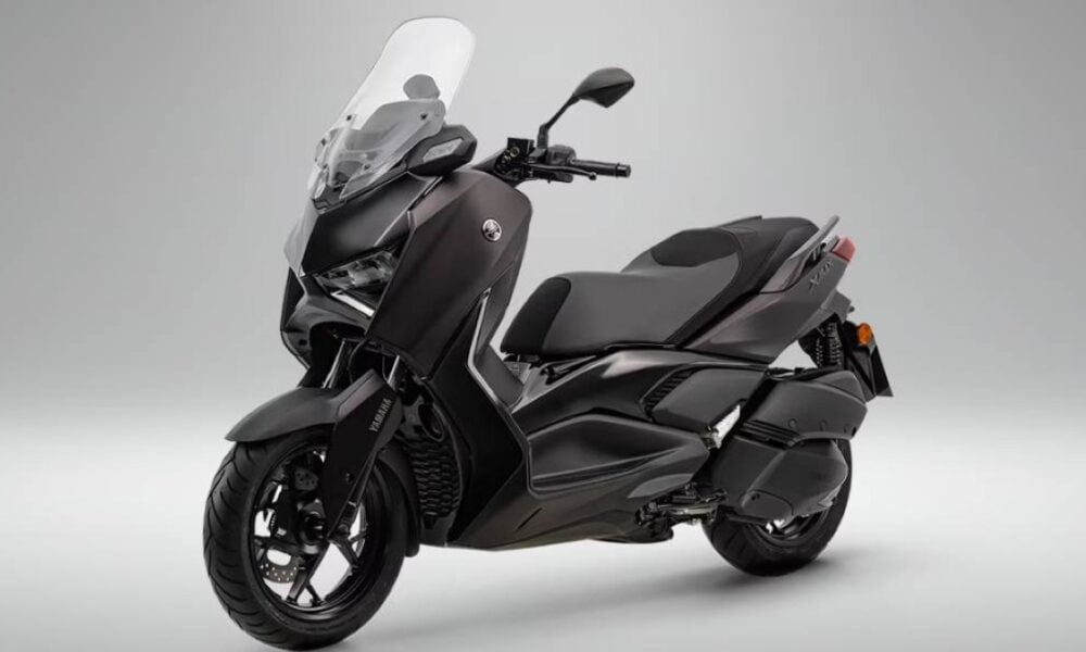 Com preço de R$ 37.990, Yamaha XMax 300 Connected estreia com painel duplo e GPS integrado