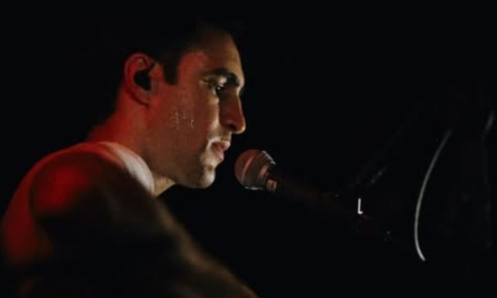 Zeca Veloso, aos 33, sai da timidez, modela para grife de luxo e anuncia álbum