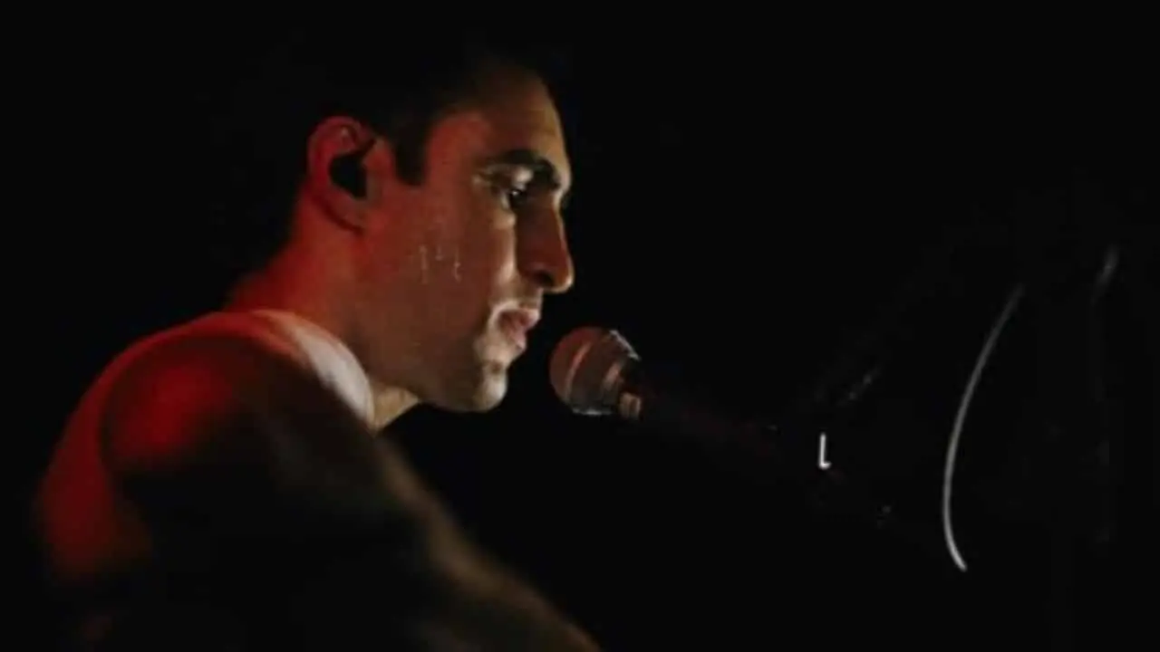 Zeca Veloso, aos 33, sai da timidez, modela para grife de luxo e anuncia álbum