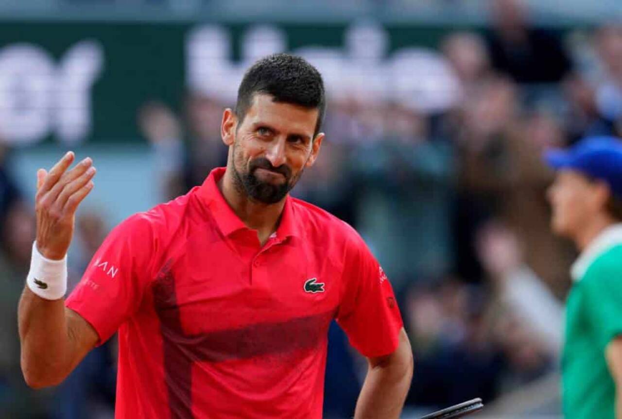 Sinner e Novak Djokovic travam batalha épica no terceiro set em Roland Garros 2025
