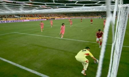 goleiro pega duas vezes