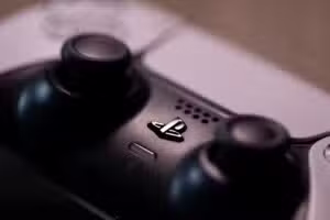 W maju katalog PlayStation Plus powiększy się o pięć tytułów; Sony usuwa z platformy dwie gry