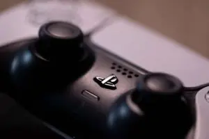 PlayStation Plus mottar fem nye spill i mai mens Sony fjerner to titler fra katalogen
