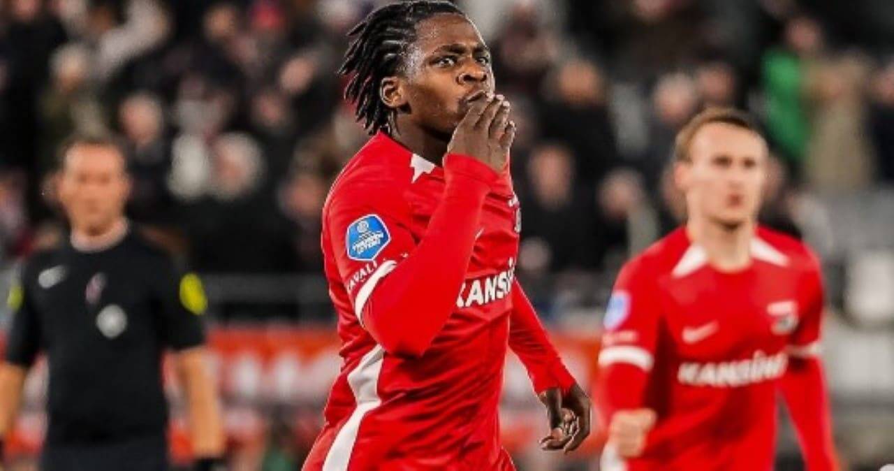 Weslley Patati alcança 100 jogos na carreira e lidera goleada histórica do AZ Alkmaar sobre o Ajax
