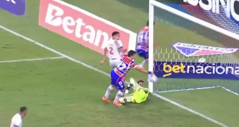 Adam Barrreiro gol de mão