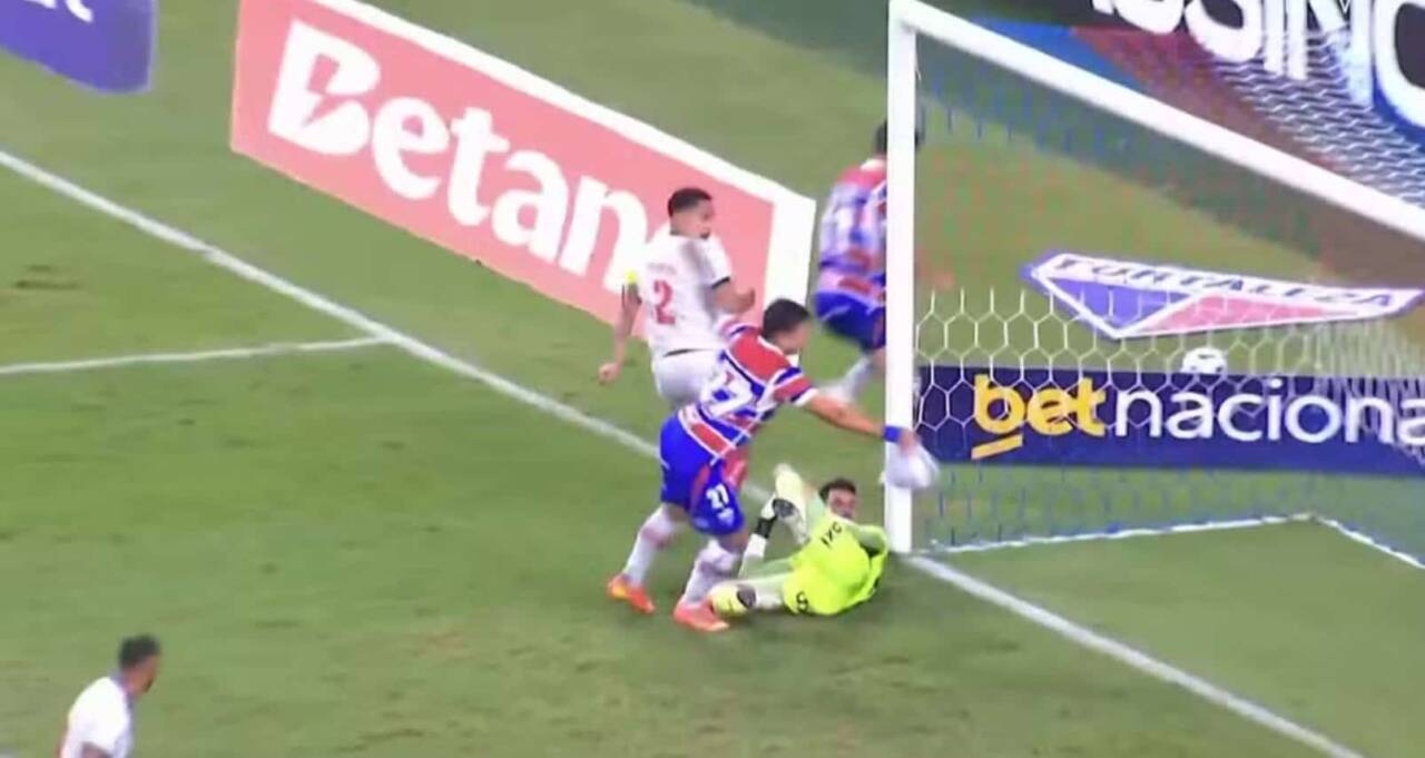 Adam Bareiro tenta gol com a mão em empate do Fortaleza contra Bahia no Brasileirão