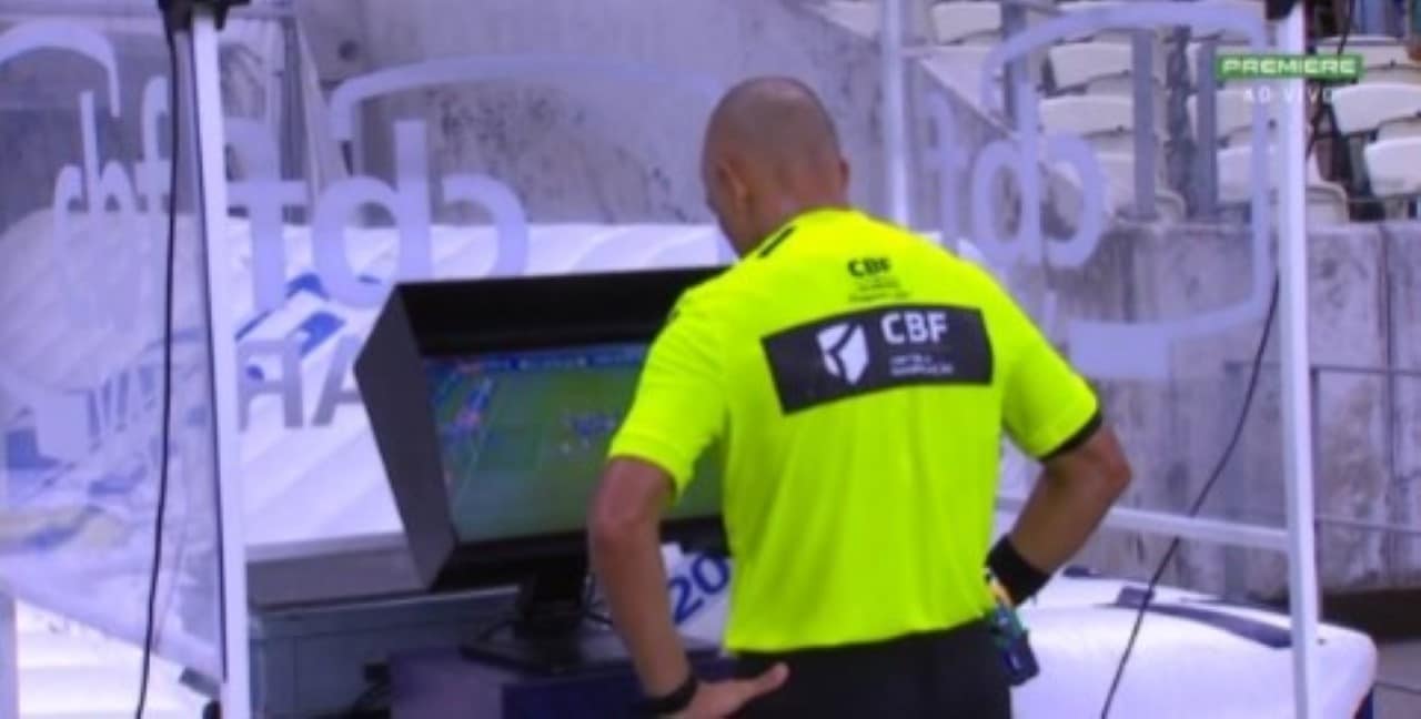 Arbitro revisa gol no var e confirma empate do Bahia