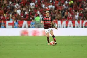 Flamengo e Santos negociam transferência de Ayrton Lucas com impasse sobre modelo de contrato
