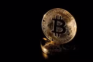 Criptomoedas: Bitcoin e Ethereum sobem após trégua, mas investidores realizam lucros