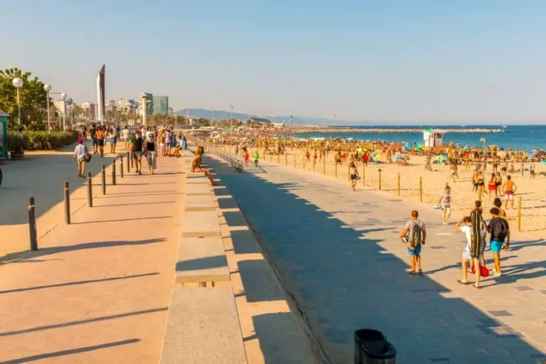 Calor, praia em Barcelona