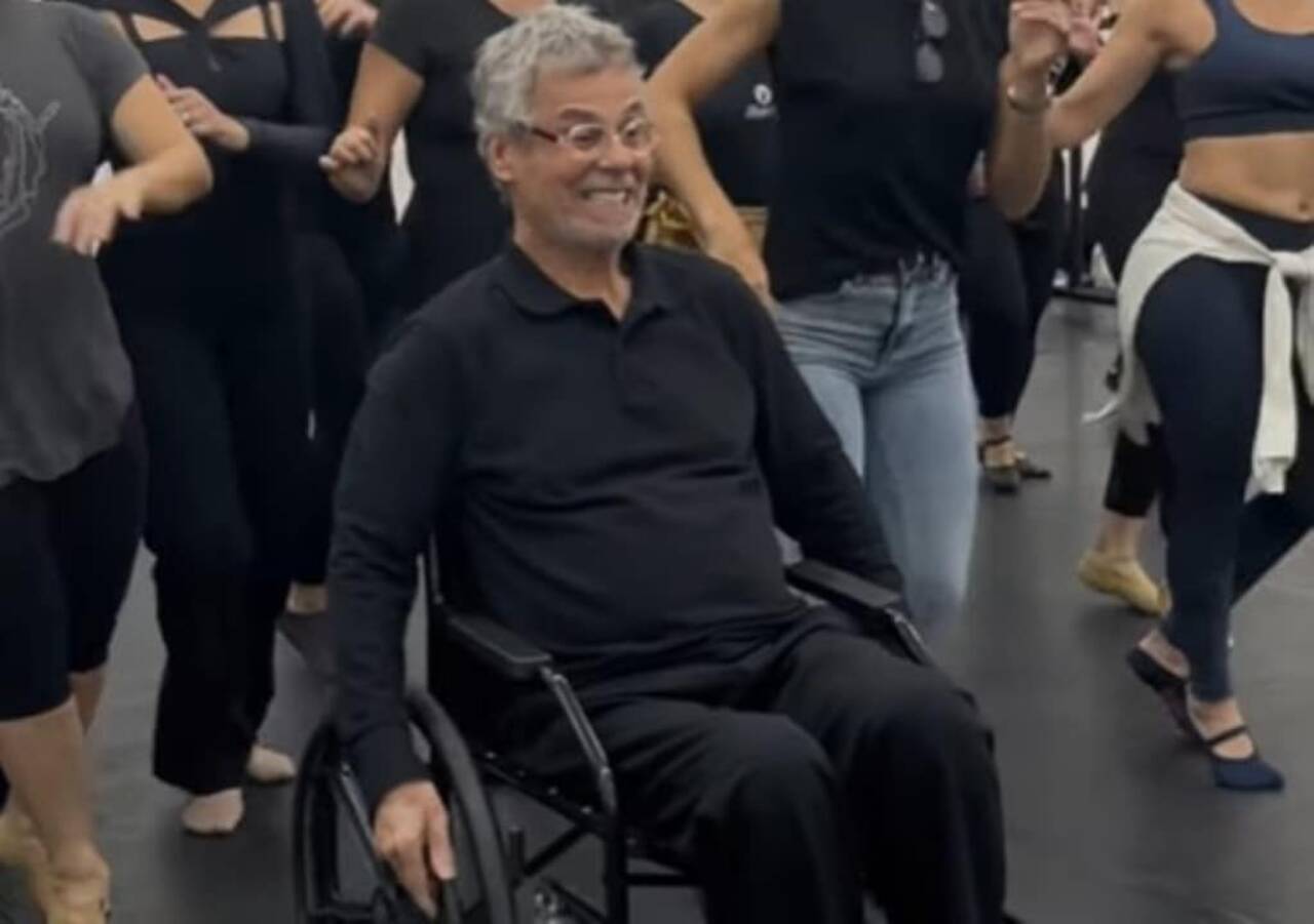 Carlinhos de Jesus de cadeira de rodas surpreende fãs ao compartilhar motivo