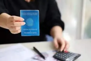 Empresas brasileiras relatam escassez de mão de obra qualificada apesar de taxa de desemprego em 5,6% no terceiro trimestre de 2025