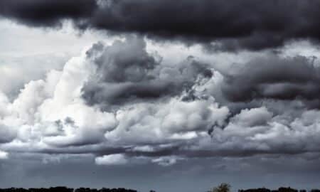 Céu com nuvens carregadas, frente fria