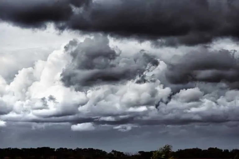 Céu com nuvens carregadas, frente fria