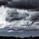 Céu com nuvens carregadas, frente fria