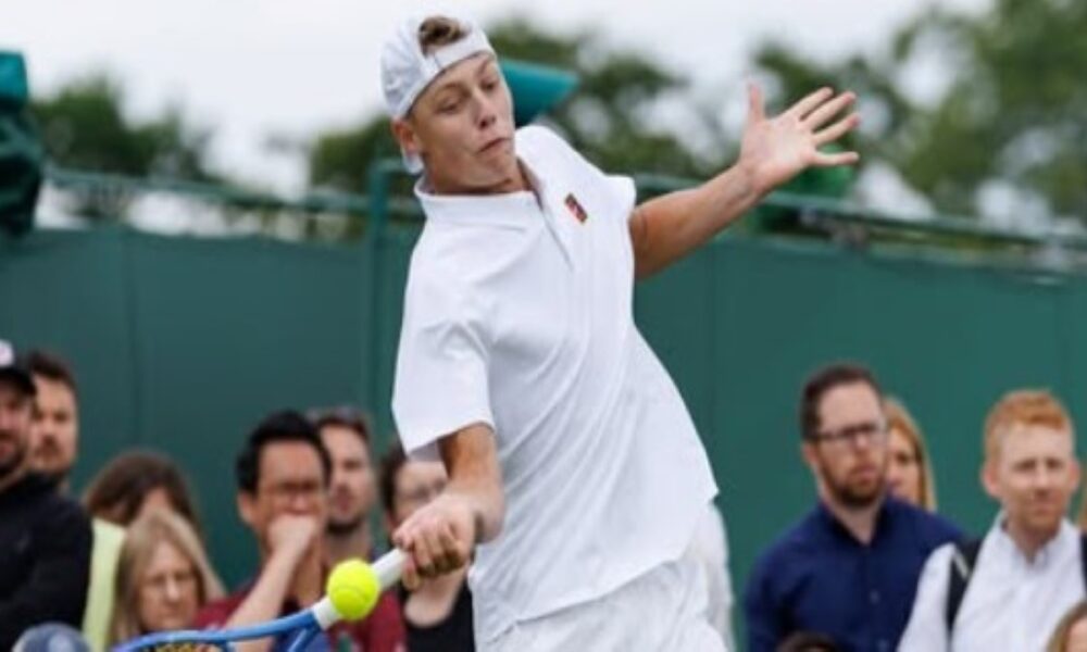 Cruz Hewitt debuts with victory at Wimbledon, echoing ex-world number 1’s style