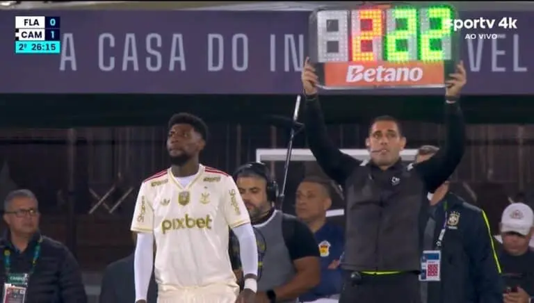 Emerson Royal entra em campo