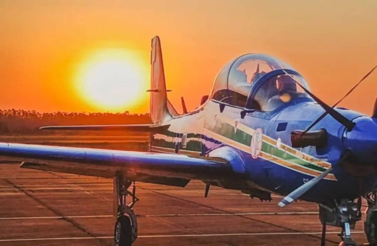 Avião da Esquadrilha da Fumaça cai após batida em treinamento no interior paulista