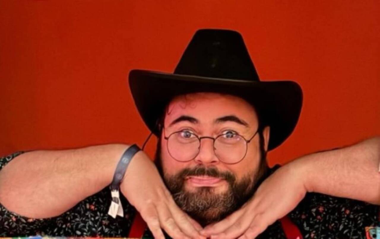 Fábio de Luca estreia em ‘Êta mundo melhor!’ como detetive Sabiá e encanta público