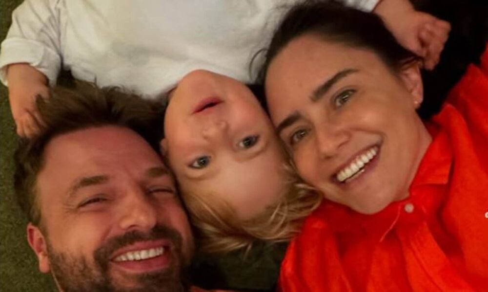Fernanda Vasconcellos e Cássio Reis celebram 3 anos de Romeo com festa Hot Wheels