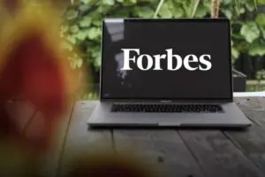 Forbes lista 22 celebridades bilionárias em 2026; Spielberg, Swift e Jay-Z lideram ranking