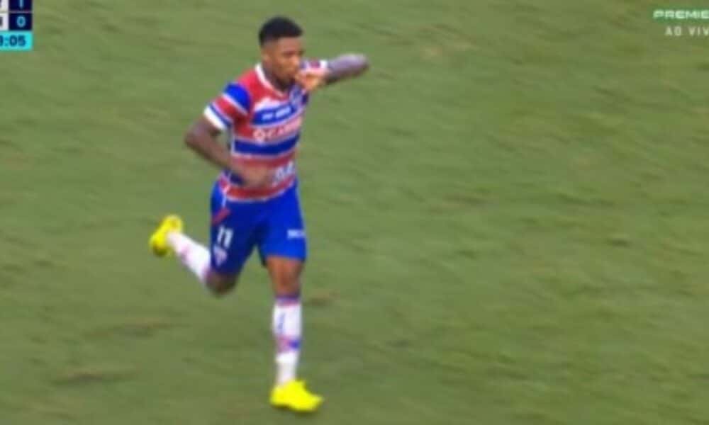 Golaço de Marinho abre placar para o Fortaleza em duelo quente contra o Bahia pelo Brasileirão 2025