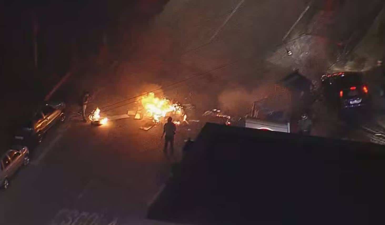 Grupo da região do Morumbi ateia fogo para bloquear rua