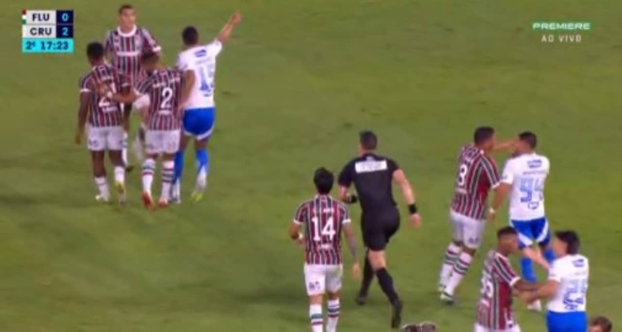 Jogadores entram em atrito no segundo tempo