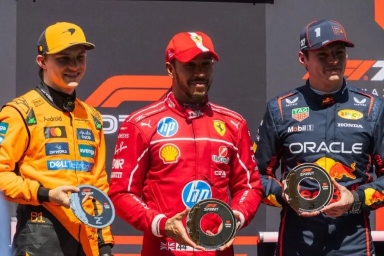 Lewis Hamilton, Oscar Piastri e Max Verstappen