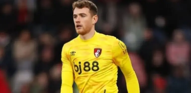 Mark Travers assina com Everton por quatro anos após deixar Bournemouth