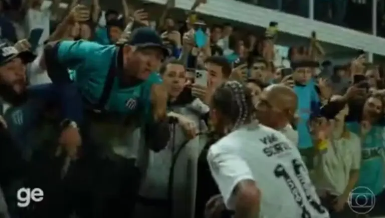 Neymar discute com torcedor