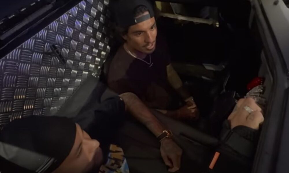 Gabriel Medina se impressiona com Batmóvel de R$ 8,3 mi de Neymar em visita
