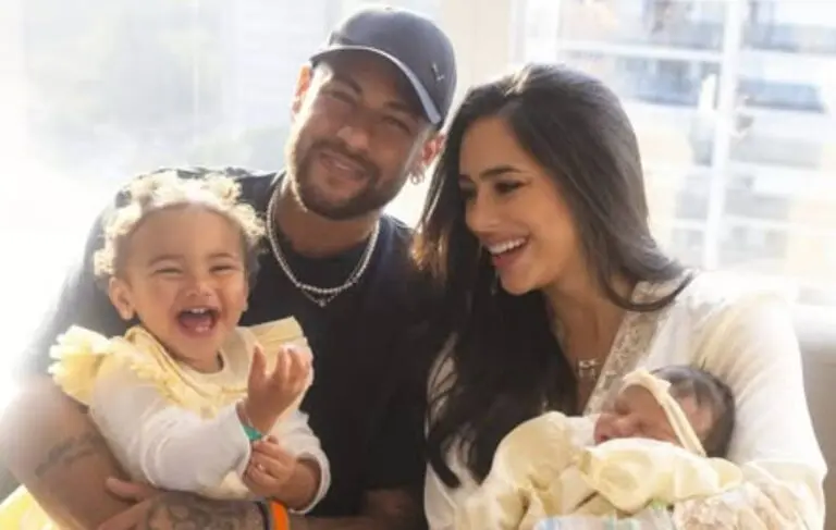 Neymar e brua biancardi com as filhas